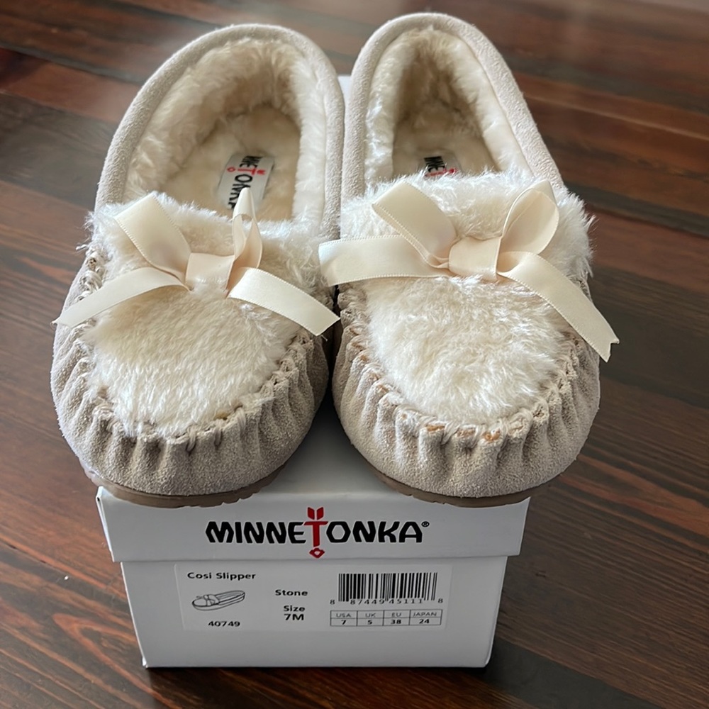 Minnetonka slippers size 7. Cream and beige brand new never worn.